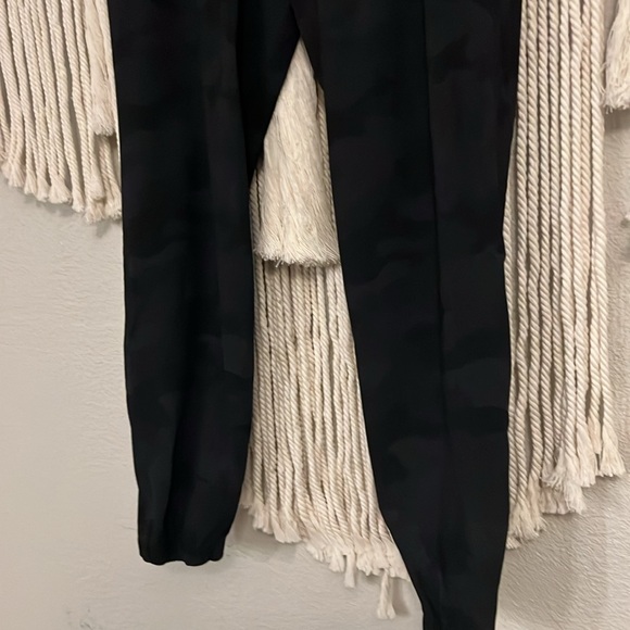 Lululemon Mens Surge Joggers SZ LRG in Black Camo - Picture 2 of 7